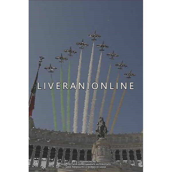 Roma - 02/06/2014 - Parata militare ai Fori Imperiali per la Festa della Repubblica - nella foto: Le Frecce Tricolori passano sull\'Altare della Patria / Ph. Fabrizio Corradetti - ag. Aldo Liverani Sas