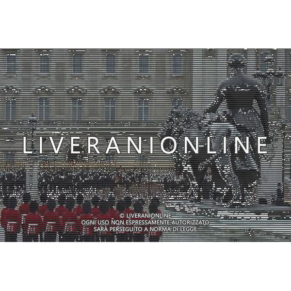A Guard of Honour lines up in formation outside Buckingham Palace on June 4, 2014 in London, England. Queen Elizabeth II is to unveil government\'s legislative programme in a speech delivered to Members of Parliament and Peers in The House of Lords during the annual state opening of the British parliament. AG ALDO LIVERANI SAS ONLY ITALY