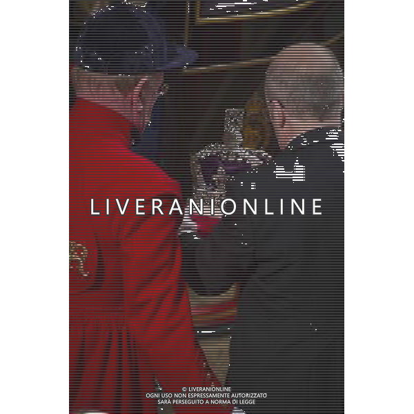 HM Queen Elizabeth II and Prince Phillip, Duke of Edinburgh attend the State Opening of Parliament that marks the commencement of a session of the Parliament of the United Kingdom. London : Arrival of the Imperial State Crown. AG ALDO LIVERANI SAS ONLY ITALY