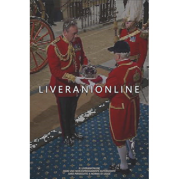 HM Queen Elizabeth II and Prince Phillip, Duke of Edinburgh attend the State Opening of Parliament that marks the commencement of a session of the Parliament of the United Kingdom. London : Arrival of the Imperial State Crown. AG ALDO LIVERANI SAS ONLY ITALY