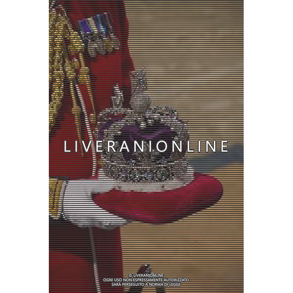 HM Queen Elizabeth II and Prince Phillip, Duke of Edinburgh attend the State Opening of Parliament that marks the commencement of a session of the Parliament of the United Kingdom. London : Arrival of the Imperial State Crown. AG ALDO LIVERANI SAS ONLY ITALY