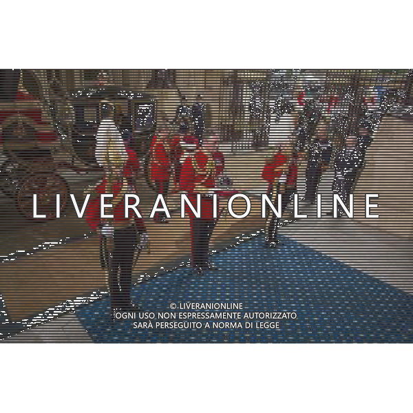 HM Queen Elizabeth II and Prince Phillip, Duke of Edinburgh attend the State Opening of Parliament that marks the commencement of a session of the Parliament of the United Kingdom. London : Arrival of the Imperial State Crown. AG ALDO LIVERANI SAS ONLY ITALY