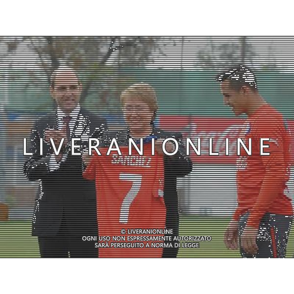 (140604) -- SANTIAGO, June 4, 2014 () -- Image provided by Chile\'s Presidency shows Chilean President Michelle Bachelet (2nd, L) holding a jersey of Chile\'s national soccer team during the farewell ceremony to the team before their departure to the Brazil 2014 FIFA World Cup in Santiago, Chile, on June 3, 2014. (/Juan Manuel de la Maza/Chile\'s Presidency) (da) (sp) ©photoshot/Agenzia Aldo Liverani sas - ITALY ONLY - EDITORIAL USE ONLY - Il presidente cileno Michelle Bachelet durante la cerimonia di partenza della squadra Nazionale di Calcio cilena, per la Coppa del Mondo FIFA Brasile 2014 a Santiago del Cile, il 3 giugno 2014.