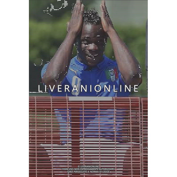 (140604) -- FLORENCE, June 4, 2014 () -- Italy\'s national soccer team player Mario Balotelli prepares to pose for an official photo in Coverciano, near Florence, Italy, June 3, 2014, prior to their departure for the World Cup 2014 ©photoshot/Agenzia Aldo Liverani sas - ITALY ONLY - EDITORIAL USE ONLY