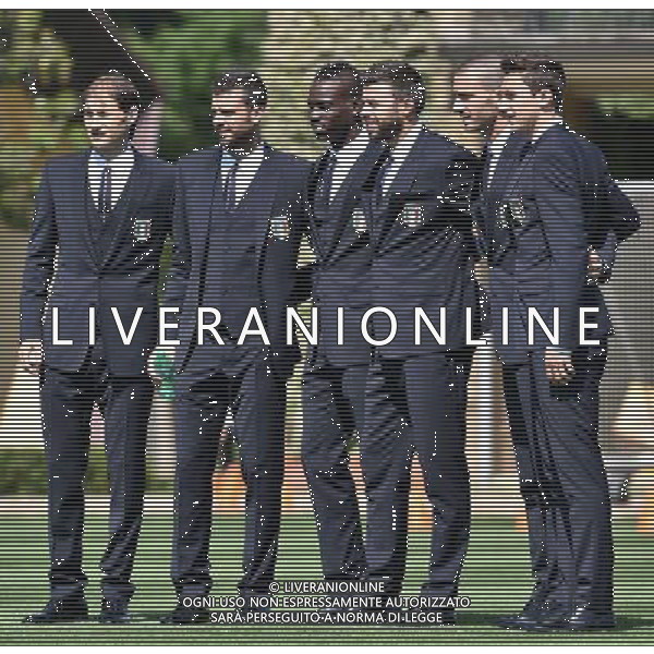 (140604) -- FLORENCE, June 4, 2014 () -- Italy\'s national soccer team players Gabriel Paletta, Thiago Motta, Mario Balotelli, Andrea Barzagli, Leonardo Bonucci and Mattia Di Sciglio (From L to R) prepare to pose for an official photo in Coverciano, near Florence, Italy, June 3, 2014, prior to their departure for the World Cup 2014 ©photoshot/Agenzia Aldo Liverani sas - ITALY ONLY - EDITORIAL USE ONLY