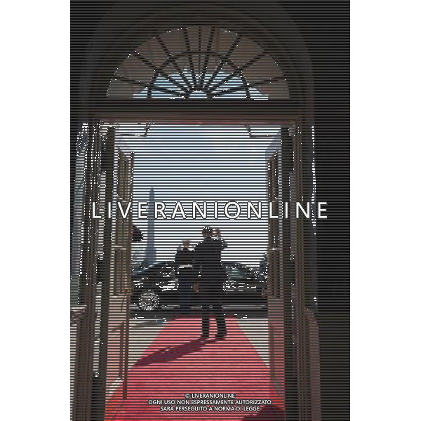 President Barack Obama waves goodbye to President Franvßois Hollande of France outside the Diplomatic Reception Room of the White House, Feb. 11, 2014. ©photoshot/Agenzia Aldo Liverani sas - ITALY ONLY - Il Presidente americano Barack Obama