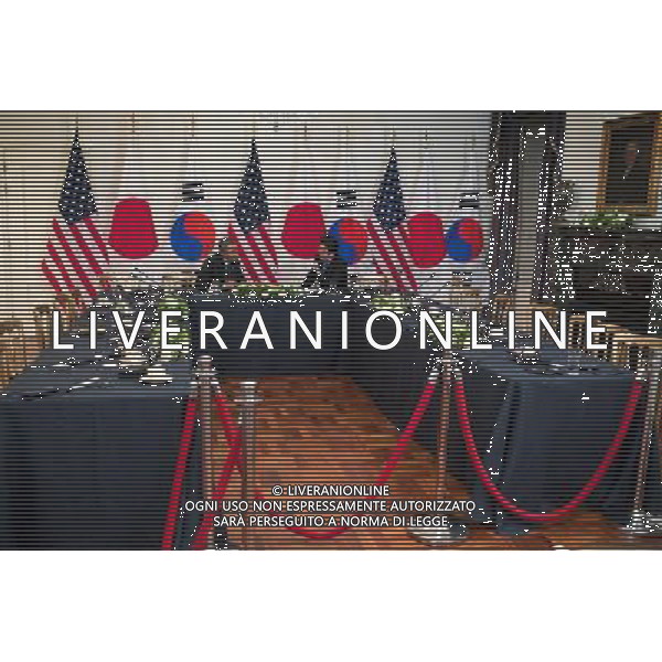 President Barack Obama talks with Prime Minister Shinzo Abe of Japan following their meeting with President Park Geun-hye of the Republic of Korea at the U.S. Ambassador\'s residence in The Hague, the Netherlands, March 25, 2014. ©photoshot/Agenzia Aldo Liverani sas - ITALY ONLY - Il Presidente americano Barack Obama