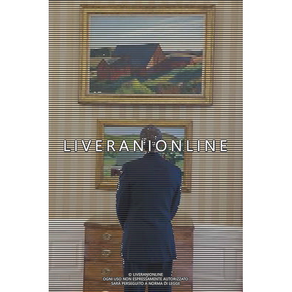 President Barack Obama looks at two Edward Hopper paintings on display in the Oval Office, Feb. 7, 2014. The paintings are Cobb\'s Barns, South Truro, top, and Burly CobbÇƒÙs House, South Truro. (Official White House Photo by Chuck Kennedy) ©PHOTOSHOT/Agenzia Aldo Liverani sas - ITALY ONLY - EDITORIAL USE ONLY - Il Presidente americano Barack Obama