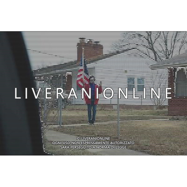 A local resident waves as President Barack Obama travels by motorcade en route to Buck Lodge Middle School in Adelphi, Md., Feb. 4, 2014. ©PHOTOSHOT/Agenzia Aldo Liverani sas - ITALY ONLY - EDITORIAL USE ONLY - Il Presidente americano Barack Obama