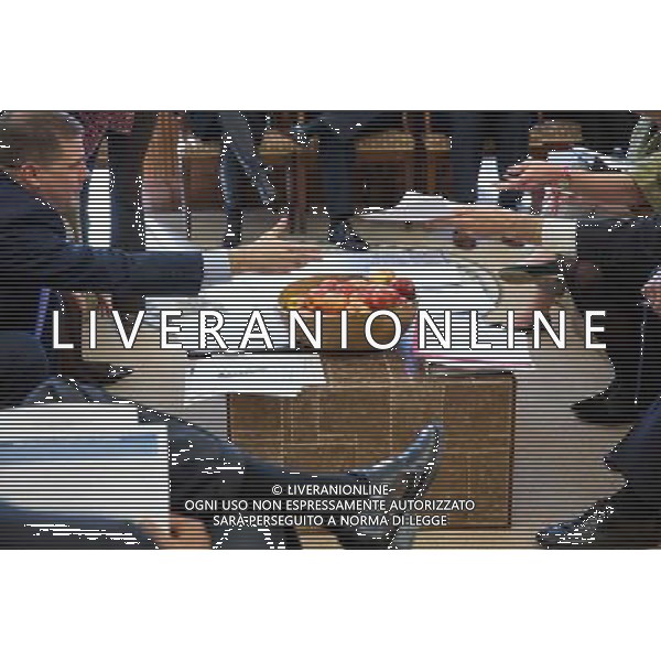 Senior Advisor Dan Pfeiffer reaches for a document handed to him by Chief of Staff Denis McDonough during President Barack Obama\'s meeting with senior advisors in the Oval Office, Jan. 27, 2014. ©PHOTOSHOT/Agenzia Aldo Liverani sas - ITALY ONLY - EDITORIAL USE ONLY - Il Presidente americano Barack Obama