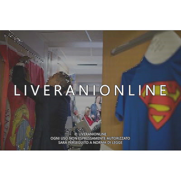 President Barack Obama signs a Marine Corps flag after presenting a Purple Heart to HMC Richard Whitney, U.S. Navy, at Walter Reed National Military Medical Center in Bethesda, Md., March 17, 2014. ©PHOTOSHOT/Agenzia Aldo Liverani sas - ITALY ONLY - EDITORIAL USE ONLY - Il Presidente americano Barack Obama