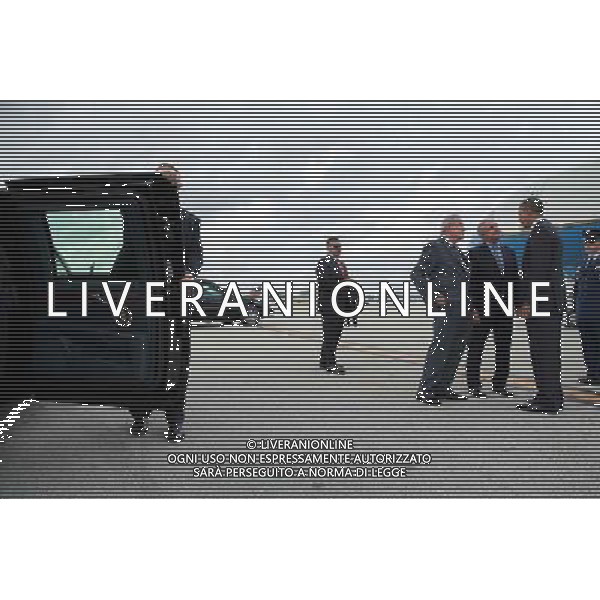 President Barack Obama is greeted by Miami Mayor Tom·s Regalado, left, and Carlos GimÈnez, Mayor of Miami-Dade County, after he arrives at Miami International Airport in Miami, Fla., March 20, 2014. ©PHOTOSHOT/Agenzia Aldo Liverani sas - ITALY ONLY - EDITORIAL USE ONLY - Il Presidente americano Barack Obama
