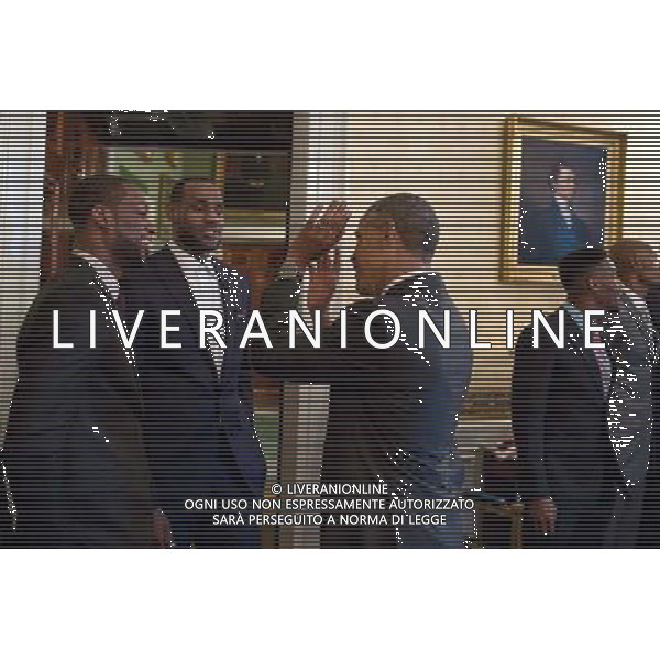 President Barack Obama talks with 2013 NBA Champion Miami Heat players Dwyane Wade, left, and LeBron James in the Blue Room prior to a ceremony honoring the team on winning their second straight Championship title, in the East Room of the White House, Jan. 14, 2014. ©PHOTOSHOT/Agenzia Aldo Liverani sas - ITALY ONLY - EDITORIAL USE ONLY - Il Presidente americano Barack Obama