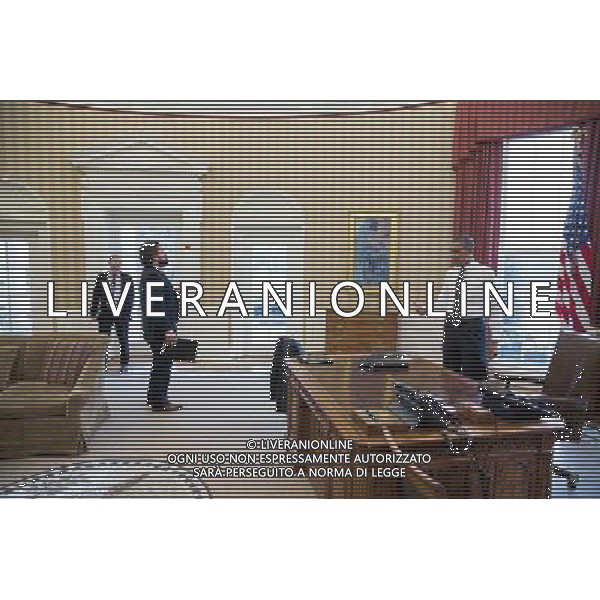 President Barack Obama works with Director of Speechwriting Cody Keenan and Ben Rhodes, Deputy National Security Advisor for Strategic Communications, to prep for the State of the Union address, in the Oval Office, Jan. 23, 2014. ©PHOTOSHOT/Agenzia Aldo Liverani sas - ITALY ONLY - EDITORIAL USE ONLY - Il Presidente americano Barack Obama