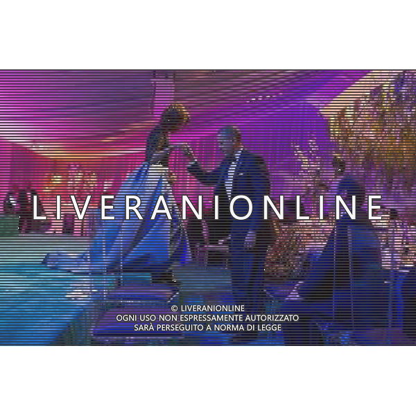 President Barack Obama helps First Lady Michelle Obama off the stage after thanking the White House chefs during the State Dinner for President François Hollande of France on the South Lawn of the White House, Feb. 11, 2014. ©PHOTOSHOT/Agenzia Aldo Liverani sas - ITALY ONLY - EDITORIAL USE ONLY - Il Presidente americano Barack Obama