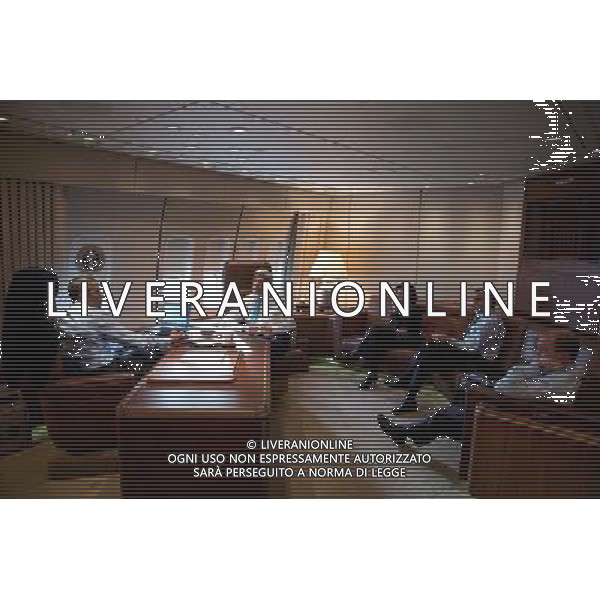 President Barack Obama meets with, from left, Secretary of State John Kerry; National Security Advisor Susan E. Rice; Phil Gordon, White House Coordinator for the Middle East, North Africa, and the Gulf Region; and Ben Rhodes, Deputy National Security Advisor for Strategic Communications, in his office aboard Air Force One during the flight to Riyadh, Saudi Arabia, March 28, 2014. ©PHOTOSHOT/Agenzia Aldo Liverani sas - ITALY ONLY - EDITORIAL USE ONLY - Il Presidente americano Barack Obama