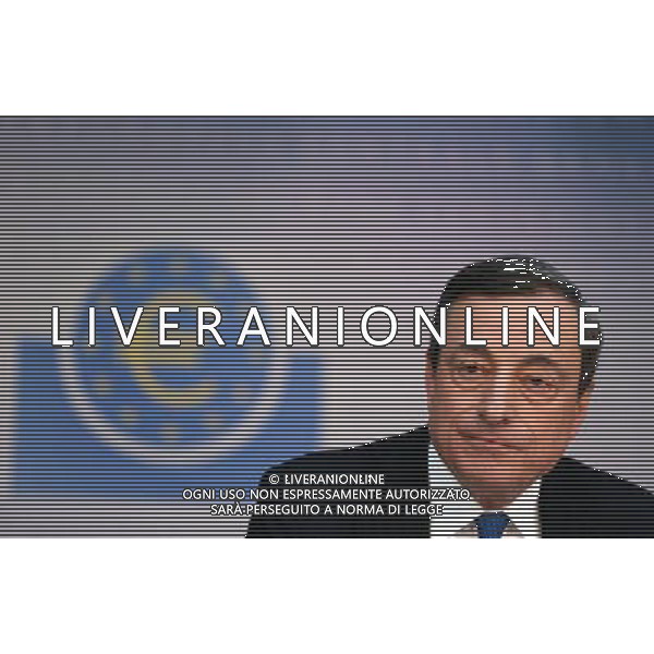 (140605) -- FRANKFURT, June 5, 2014 () -- The European Central Bank (ECB) President Mario Draghi attends a news conference in Frankfurt, Germany, June 5, 2014. The ECB on Thursday announced that interest rates of the main refinancing operation, marginal lending facility and deposit facility will be cut to 0.15 percent, 0.4 percent and -0.1 percent respectively. (/Luo Huanhuan) (dzl) ©PHOTOSHOT/Agenzia Aldo Liverani Sas - ITALY ONLY - EDITORIAL USE ONLY - Il Presidente della Banca centrale europea (BCE) Mario Draghi partecipa a una conferenza stampa a Francoforte, in Germania, 5 giugno 2014