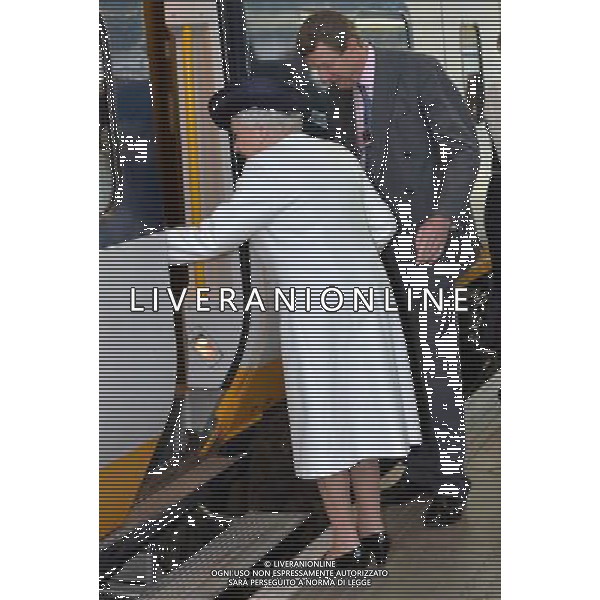 LONDON, ENGLAND - JUNE 05: Queen Elizabeth II boards the Eurostar train during a ceremony to mark the 20th Anniversary of the opening of the Eurotunnel as she departs for a State visit to France at St Pancras Station on June 5, 2014 in London, England. (Photo by Anthony Harvey - WPA Pool /Getty Images) ©photoshot/Agenzia Aldo Liverani sas - ITALY ONLY - REALI INGLESI: La Regina Elisabetta II d\'Inghilterra al 20mo° anniversario dell\'apertura dell\'Eurotunnel durante la sua visita di Stato in Francia alla stazione di St Pancras il 5 giugno 2014 a Londra, Inghilterra