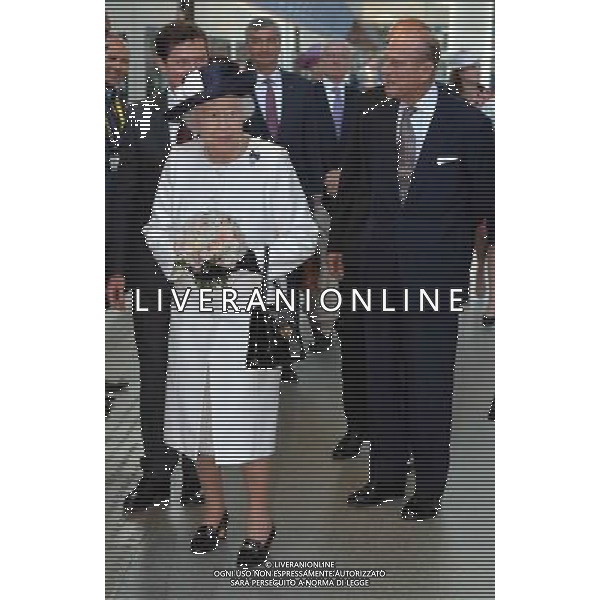 LONDON, ENGLAND - JUNE 05: Queen Elizabeth II and Prince Philip, Duke of Edinburgh board the Eurostar train during a ceremony to mark the 20th Anniversary of the opening of the Eurotunnel as she departs for a State visit to France at St Pancras Station on June 5, 2014 in London, England. (Photo by Anthony Harvey - WPA Pool /Getty Images) ©photoshot/Agenzia Aldo Liverani sas - ITALY ONLY - REALI INGLESI: La Regina Elisabetta II d\'Inghilterra al 20mo° anniversario dell\'apertura dell\'Eurotunnel durante la sua visita di Stato in Francia alla stazione di St Pancras il 5 giugno 2014 a Londra, Inghilterra