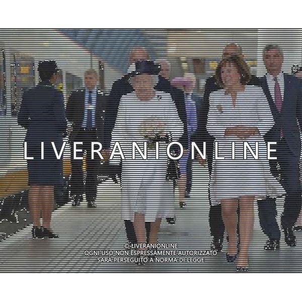 LONDON, ENGLAND - JUNE 05: Queen Elizabeth II and Clare Hollingworth, Chairwoman of Eurostar, board the Eurostar train during a ceremony to mark the 20th Anniversary of the opening of the Eurotunnel as she departs for a State visit to France at St Pancras Station on June 5, 2014 in London, England. (Photo by Anthony Harvey - WPA Pool /Getty Images) ©photoshot/Agenzia Aldo Liverani sas - ITALY ONLY - REALI INGLESI: La Regina Elisabetta II d\'Inghilterra al 20mo° anniversario dell\'apertura dell\'Eurotunnel durante la sua visita di Stato in Francia alla stazione di St Pancras il 5 giugno 2014 a Londra, Inghilterra