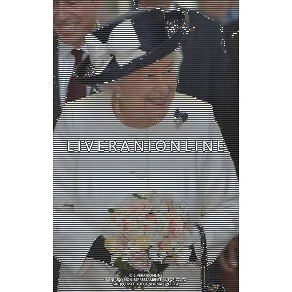 LONDON, ENGLAND - JUNE 05: Queen Elizabeth II boards the Eurostar train during a ceremony to mark the 20th Anniversary of the opening of the Eurotunnel as she departs for a State visit to France at St Pancras Station on June 5, 2014 in London, England. (Photo by Anthony Harvey - WPA Pool /Getty Images) ©photoshot/Agenzia Aldo Liverani sas - ITALY ONLY - REALI INGLESI: La Regina Elisabetta II d\'Inghilterra al 20mo° anniversario dell\'apertura dell\'Eurotunnel durante la sua visita di Stato in Francia alla stazione di St Pancras il 5 giugno 2014 a Londra, Inghilterra
