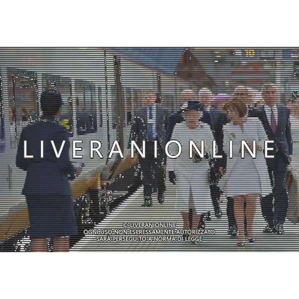 LONDON, ENGLAND - JUNE 05: Queen Elizabeth II and Clare Hollingworth, Chairwoman of Eurostar, board the Eurostar train during a ceremony to mark the 20th Anniversary of the opening of the Eurotunnel as she departs for a State visit to France at St Pancras Station on June 5, 2014 in London, England. (Photo by Anthony Harvey - WPA Pool /Getty Images) ©photoshot/Agenzia Aldo Liverani sas - ITALY ONLY - REALI INGLESI: La Regina Elisabetta II d\'Inghilterra al 20mo° anniversario dell\'apertura dell\'Eurotunnel durante la sua visita di Stato in Francia alla stazione di St Pancras il 5 giugno 2014 a Londra, Inghilterra