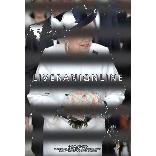 LONDON, ENGLAND - JUNE 05: Queen Elizabeth II boards the Eurostar train during a ceremony to mark the 20th Anniversary of the opening of the Eurotunnel as she departs for a State visit to France at St Pancras Station on June 5, 2014 in London, England. (Photo by Anthony Harvey - WPA Pool /Getty Images) ©photoshot/Agenzia Aldo Liverani sas - ITALY ONLY - REALI INGLESI: La Regina Elisabetta II d\'Inghilterra al 20mo° anniversario dell\'apertura dell\'Eurotunnel durante la sua visita di Stato in Francia alla stazione di St Pancras il 5 giugno 2014 a Londra, Inghilterra
