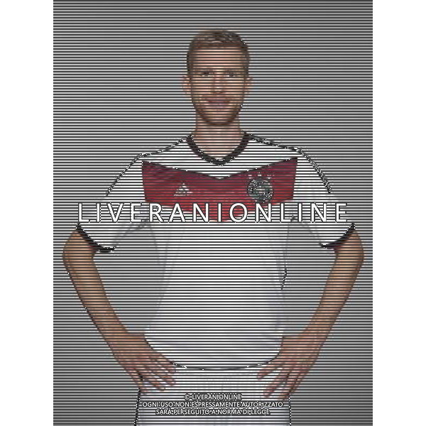 firo : 24.05.2014 Fu§ball,Fussball,Nationalmannschaft Deutschland, Weltmeisterschaft, WM 2014 Brasilien,Portraittermin, Per MERTESACKER, Portrait, $worldrightsEs gelten unsere AGB, einsehbar auf www.firosportphoto.de Poolfoto, copyright by firo sportphoto: Coesfelder Str.207 48249 DŸlmenTel.:02594 9916004 www.firosportphoto.de mail@firosportphoto.de (V o l k s b a n k B o c h u m - W i t t e n ) BLZ.: 430 601 29 Kt. Nr.: 341 117 100 Tel.:02594 9916004 AG ALDO LIVERANI SAS ONLY ITALY