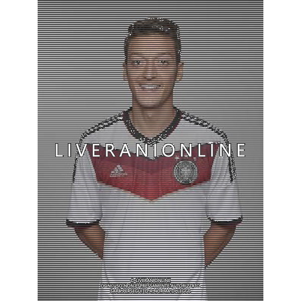 firo : 24.05.2014 Fu§ball,Fussball,Nationalmannschaft Deutschland, Weltmeisterschaft, WM 2014 Brasilien,Portraittermin, Mesut …ZIL, Portrait, $worldrightsEs gelten unsere AGB, einsehbar auf www.firosportphoto.de Poolfoto, copyright by firo sportphoto: Coesfelder Str.207 48249 DŸlmenTel.:02594 9916004 www.firosportphoto.de mail@firosportphoto.de (V o l k s b a n k B o c h u m - W i t t e n ) BLZ.: 430 601 29 Kt. Nr.: 341 117 100 Tel.:02594 9916004 AG ALDO LIVERANI SAS ONLY ITALY