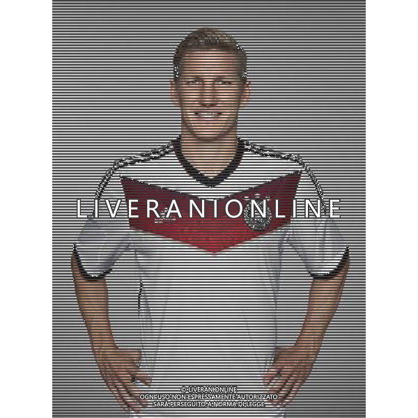 firo : 24.05.2014 Fu§ball,Fussball,Nationalmannschaft Deutschland, Weltmeisterschaft, WM 2014 Brasilien,Portraittermin, Bastian SCHWEINSTEIGER, Portrait, $worldrightsEs gelten unsere AGB, einsehbar auf www.firosportphoto.de Poolfoto, copyright by firo sportphoto: Coesfelder Str.207 48249 DŸlmenTel.:02594 9916004 www.firosportphoto.de mail@firosportphoto.de (V o l k s b a n k B o c h u m - W i t t e n ) BLZ.: 430 601 29 Kt. Nr.: 341 117 100 Tel.:02594 9916004 AG ALDO LIVERANI SAS ONLY ITALY