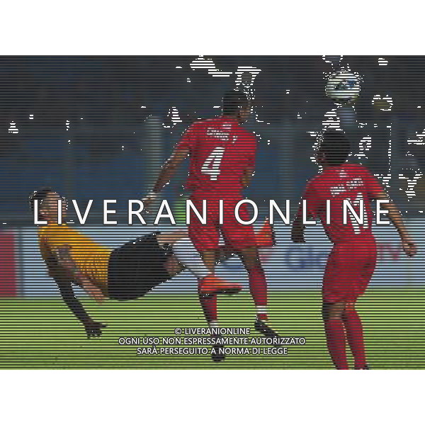 (140608) -- JAKARTA, June 8, 2014 () -- International Legends Team player Marco Materazzi (L) vies for the ball with Indonesian Legends Team player Charis Yulianto (C) during the Football Legends Tour 2014 at Gelora Bung Karno Stadium in Jakarta, Indonesia, on June 7, 2014. International team won 5-2. (/Zulkarnain) ©PHOTOSHOT/Agenzia Aldo Liverani sas - ITALY ONLY - EDITORIAL USE ONLY - I giocatori della squadra delle leggende Internazionale contro la squadra delle leggende indonesiane durante le leggende del calcio Tour 2014 Gelora Bung Karno Stadium di Jakarta, in Indonesia, il 7 giugno 2014. squadra internazionale ha vinto 5-2.