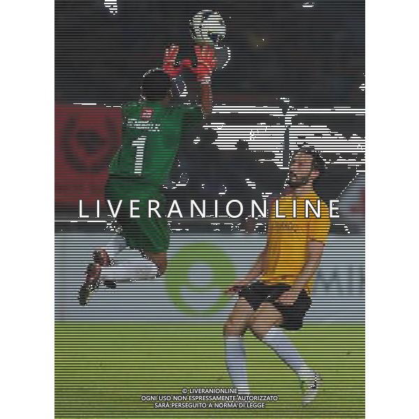 (140608) -- JAKARTA, June 8, 2014 () -- International Legends Team player Gianluca Zambrotta (R) watches Indonesian Legends Team goalkeeper Hendro Kartiko catching the ball during the Football Legends Tour 2014 at Gelora Bung Karno Stadium in Jakarta, Indonesia, on June 7, 2014. International team won 5-2. (/Zulkarnain) ©PHOTOSHOT/Agenzia Aldo Liverani sas - ITALY ONLY - EDITORIAL USE ONLY - I giocatori della squadra delle leggende Internazionale contro la squadra delle leggende indonesiane durante le leggende del calcio Tour 2014 Gelora Bung Karno Stadium di Jakarta, in Indonesia, il 7 giugno 2014. squadra internazionale ha vinto 5-2.