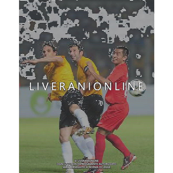 (140608) -- JAKARTA, June 8, 2014 () -- International Legends Team players Nuno Gomes (L) and Luis Figo (C) vies for the ball with Indonesian Legends Team player Gusnedi Adang during the Football Legends Tour 2014 at Gelora Bung Karno Stadium in Jakarta, Indonesia, on June 7, 2014. International team won 5-2. (/Zulkarnain) ©PHOTOSHOT/Agenzia Aldo Liverani sas - ITALY ONLY - EDITORIAL USE ONLY - I giocatori della squadra delle leggende Internazionale contro la squadra delle leggende indonesiane durante le leggende del calcio Tour 2014 Gelora Bung Karno Stadium di Jakarta, in Indonesia, il 7 giugno 2014. squadra internazionale ha vinto 5-2.