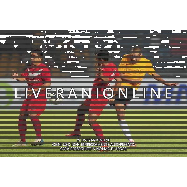 (140608) -- JAKARTA, June 8, 2014 () -- International Legends Team player Rivaldo (R) shoots the ball between Indonesian Legends Team players Bejo Sugiantoro (C) and Francis Wewengkang during the Football Legends Tour 2014 at Gelora Bung Karno Stadium in Jakarta, Indonesia, on June 7, 2014. International team won 5-2. (/Zulkarnain) ©PHOTOSHOT/Agenzia Aldo Liverani sas - ITALY ONLY - EDITORIAL USE ONLY - I giocatori della squadra delle leggende Internazionale contro la squadra delle leggende indonesiane durante le leggende del calcio Tour 2014 Gelora Bung Karno Stadium di Jakarta, in Indonesia, il 7 giugno 2014. squadra internazionale ha vinto 5-2.