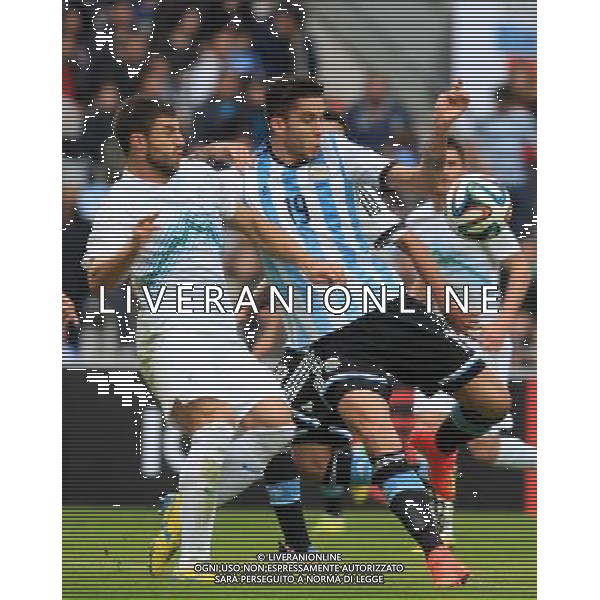 (140608) -- LA PLATA, June 8, 2014 () -- Argentina\'s Ricardo Alvarez (R) vies for the ball with Miral Samardzic of Slovenia during a friendly match prior to the FIFA World Cup at Ciudad de La Plata Stadium, in La Plata, Argentina, on June 7, 2014. (/Victor Carreira/TELAM) (vf) (fnc) ©PHOTOSHOT/Agenzia Aldo Liverani sas - ITALY ONLY - EDITORIAL USE ONLY - ARGENTINA vs SLOVENIA partita amichevole prima Coppa del Mondo FIFA a Ciudad de la Plata Stadium, a La Plata, in Argentina, il 7 giugno 2014