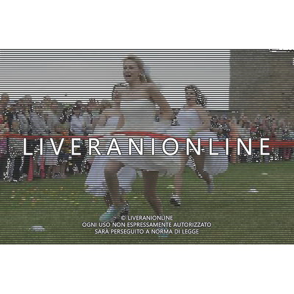 (140607) -- NARVA, June 7, 2014 () -- Women in wedding dresses compete in an annual Runaway Brides competition in Narva of Estonia, June 7, 2014. A total of 73 married and single women from Estonia and Russia dressed up as brides raced on a 50-meter grass track here on Saturday. (/Sergei Stepanov) ©PHOTOSHOT/Agenzia Aldo Liverani sas - ITALY ONLY - EDITORIAL USE ONLY - Donne in abiti da sposa competono in un concorso una corsa annuale Runaway Brides in Narva Estonia, 7 giugno 2014
