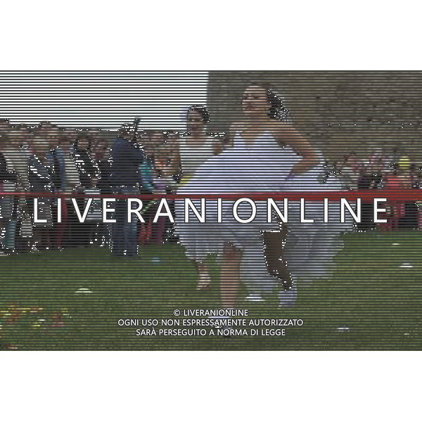 (140607) -- NARVA, June 7, 2014 () -- Women in wedding dresses compete in an annual Runaway Brides competition in Narva of Estonia, June 7, 2014. A total of 73 married and single women from Estonia and Russia dressed up as brides raced on a 50-meter grass track here on Saturday. (/Sergei Stepanov) ©PHOTOSHOT/Agenzia Aldo Liverani sas - ITALY ONLY - EDITORIAL USE ONLY - Donne in abiti da sposa competono in un concorso una corsa annuale Runaway Brides in Narva Estonia, 7 giugno 2014