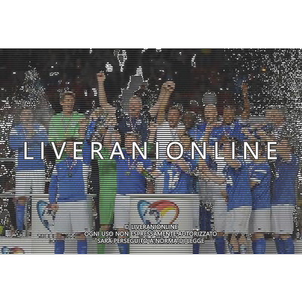 Soccer Aid at Old Trafford Football Club Manchester on 8th June 2014. The Rest of The World team celbrate beating England 4-2. ©PHOTOSHOT/Agenzia Aldo Liverani sas - ITALY ONLY - EDITORIAL USE ONLY - Partita di beneficenza tra l\'Inghilterra e Resto del Mondo con le stelle mondiali del calcio e dello spettacolo all\'Old Trafford, stadio del Manchester United, 8 giugno 2014