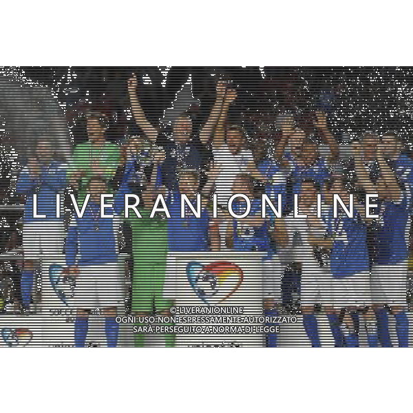 Soccer Aid at Old Trafford Football Club Manchester on 8th June 2014. The Rest of The World team celbrate beating England 4-2. ©PHOTOSHOT/Agenzia Aldo Liverani sas - ITALY ONLY - EDITORIAL USE ONLY - Partita di beneficenza tra l\'Inghilterra e Resto del Mondo con le stelle mondiali del calcio e dello spettacolo all\'Old Trafford, stadio del Manchester United, 8 giugno 2014