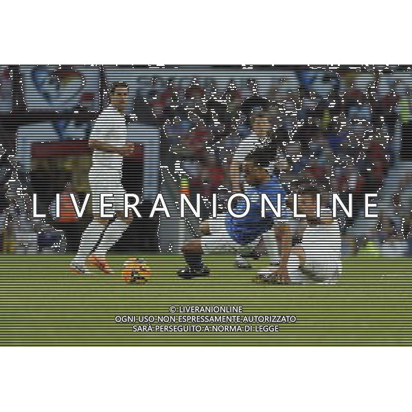 Soccer Aid at Old Trafford Football Club Manchester on 8th June 2014. Edgar Davids tackled by Jonathan Wilkes with Jamie Rdknapp (background). ©PHOTOSHOT/Agenzia Aldo Liverani sas - ITALY ONLY - EDITORIAL USE ONLY - Partita di beneficenza tra l\'Inghilterra e Resto del Mondo con le stelle mondiali del calcio e dello spettacolo all\'Old Trafford, stadio del Manchester United, 8 giugno 2014