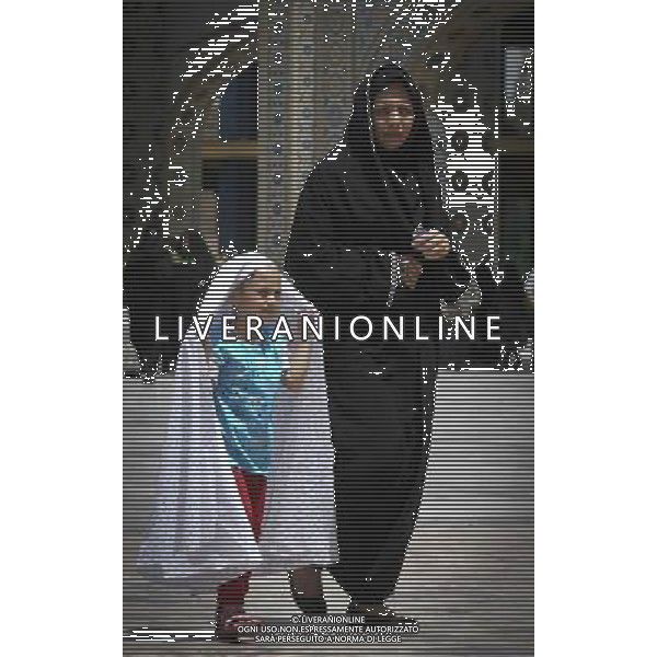 (140610) -- MASHHAD, June 10, 2014 () -- A woman and her daughter walk near the Imam Reza shrine in Mashhad, Iran, on June 9, 2014. Mashhad is the second largest city in Iran and one of the holiest cities in the Shia Muslim world. (/Ahmad Halabisaz) ©PHOTOSHOT/Agenzia Aldo Liverani sas - ITALY ONLY - EDITORIAL USE ONLY - Vita quotidiana della popolazione vicino al santuario dell\'Imam Reza a Mashhad, in Iran, il 9 giugno 2014 la seconda citta\' piu\' grande in Iran e una delle citta\' piu\' sacra del mondo musulmano sciita.