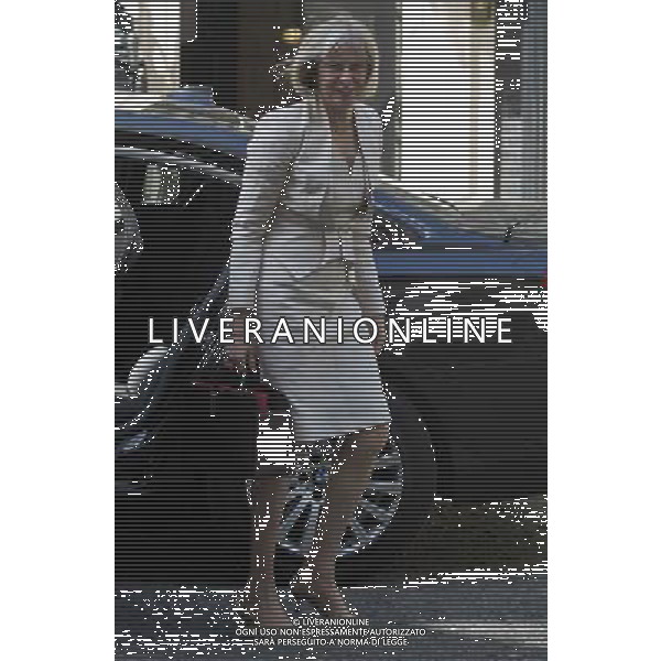Theresa May arrives a Cabinet meeting from Downing Street. The chairs include Angelina Jolie and the Foreign Secretary Hague ©PHOTOSHOT/Agenzia Aldo Liverani sas - ITALY ONLY - EDITORIAL USE ONLY - L\'attrice Angelina Jolie partecipa a una riunione al 10 di Downing Street a Londra, Inghilterra il 10 giugno 2014, nell\'ambito del Summit globale per porre fine alla violenza sessuale nei conflitti mondiali