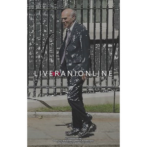 Vince Cable leaves a Cabinet meeting from Downing Street. The chairs include Angelina Jolie and the Foreign Secretary Hague ©PHOTOSHOT/Agenzia Aldo Liverani sas - ITALY ONLY - EDITORIAL USE ONLY - L\'attrice Angelina Jolie partecipa a una riunione al 10 di Downing Street a Londra, Inghilterra il 10 giugno 2014, nell\'ambito del Summit globale per porre fine alla violenza sessuale nei conflitti mondiali