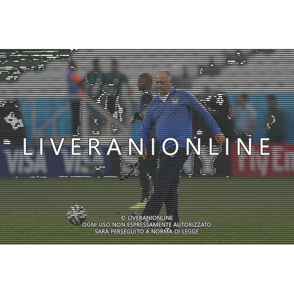 (140611) -- SAO PAULO, June 11, 2014 () -- Brazilian national team coach Luiz Felipe Scolari kicks a ball during the training on the field of Arena de Sao Paulo Stadium in Sao Paulo, Brazil, on June 11, 2014, one day ahead of the opening match of 2014 FIFA World Cup between Brazil and Croatia. (/Xu Zijian)(pcy) ©PHOTOSHOT/Agenzia Aldo Liverani sas - ITALY ONLY - EDITORIAL USE ONLY - Allenamento dei giocatori della squadra nazionale del Brasile all\'Arena de Sao Paulo Stadium di San Paolo, Brasile, il 11 Giugno 2014