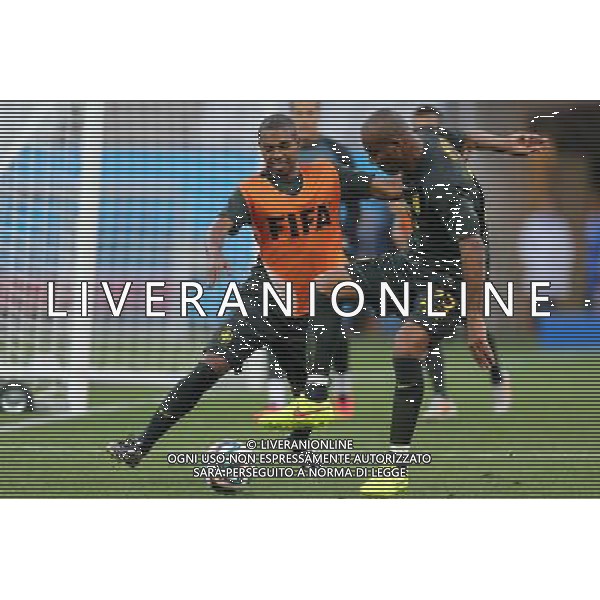 (140611) -- SAO PAULO, June 11, 2014 () -- Brazilian national team player Fernandinho(L) is challenged by Maicon during the training on the field of Arena de Sao Paulo Stadium in Sao Paulo, Brazil, on June 11, 2014, one day ahead of the opening match of 2014 FIFA World Cup between Brazil and Croatia.(/Xu Zijian)(pcy) ©PHOTOSHOT/Agenzia Aldo Liverani sas - ITALY ONLY - EDITORIAL USE ONLY - Allenamento dei giocatori della squadra nazionale del Brasile all\'Arena de Sao Paulo Stadium di San Paolo, Brasile, il 11 Giugno 2014