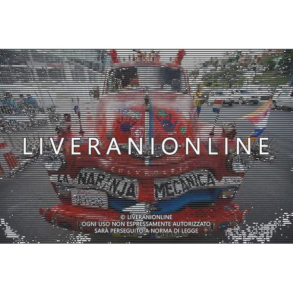 (140611) -- SALVADOR, June 11, 2014 () -- A car belonging to a fan of Holland football team is seen pulled over near the Fonte Nova Stadium in Salvador, Brazil, on June 11, 2014. The 2014 FIFA World Cup will be held in Brazil from June 12 to July 13.(/Jhon Paz) (rh) ©PHOTOSHOT/Agenzia Aldo Liverani sas - ITALY ONLY - EDITORIAL USE ONLY - Preparativi e attesa dell\'inizio della coppa del mondo FIFA Brasile 2014