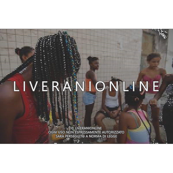 (140611) -- SALVADOR, June 11, 2014 () -- Brazilian girls get their hair arranged in a neighborhood near the Fonte Nova Stadium in Salvador, Brazil, on June 11, 2014. The 2014 FIFA World Cup will be held in Brazil from June 12 to July 13.(/Jhon Paz) (rh) ©PHOTOSHOT/Agenzia Aldo Liverani sas - ITALY ONLY - EDITORIAL USE ONLY - Preparativi e attesa dell\'inizio della coppa del mondo FIFA Brasile 2014