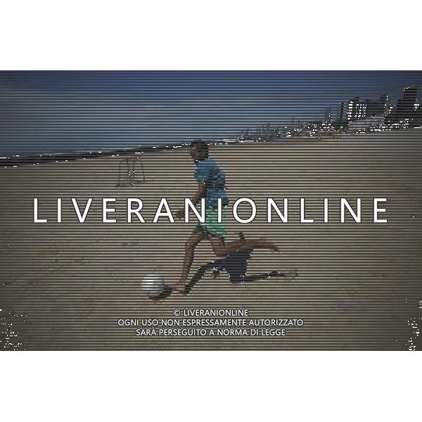 (140611) -- NATAL, June 11, 2014 (Xinhua) -- A young man plays football at the Praia de Iemanja beach in Natal, Brazil on June 11, 2014. The 2014 FIFA World Cup will be held in Brazil from June 12 to July 13. (Xinhua/Mauricio Valenzuela) (rh) ©PHOTOSHOT/Agenzia Aldo Liverani sas - ITALY ONLY - EDITORIAL USE ONLY - Preparativi e attesa dell\'inizio della coppa del mondo FIFA Brasile 2014