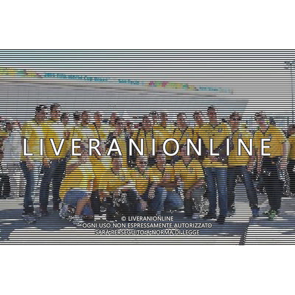 (140612) -- SAO PAULO, June 12, 2014 () -- Brasil\'s fans pose on the surroundings of the Arena de Sao Paulo Stadium, before the opening ceremony of the 2014 FIFA World Cup, in Sao Paulo, Brazil, on June 12, 2014. (/Thiago Bernardes/AGENCIA ESTADO)(rh) AG ALDO LIVERANI SAS ONLY ITALY