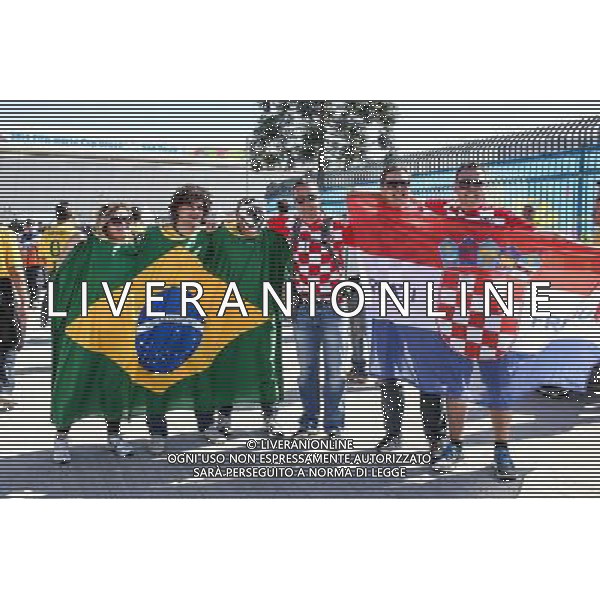 (140612) -- SAO PAULO, June 12, 2014 () -- Fans of Brasil and Croacia pose on the surroundings of the Arena de Sao Paulo Stadium, before the opening ceremony of the 2014 FIFA World Cup, in Sao Paulo, Brazil, on June 12, 2014. (/Thiago Bernardes/AGENCIA ESTADO)(rh) AG ALDO LIVERANI SAS ONLY ITALY